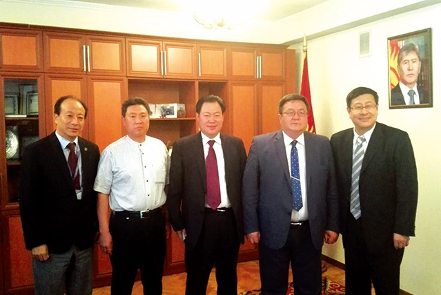 世界糧農(nóng)組織首席代表島吉（左一）、國家農(nóng)業(yè)部對外經(jīng)濟(jì)合作中心主任楊易（右一）吉爾吉斯農(nóng)業(yè)部部長阿以達(dá)拉立夫（右二）與張金洲董事長合影